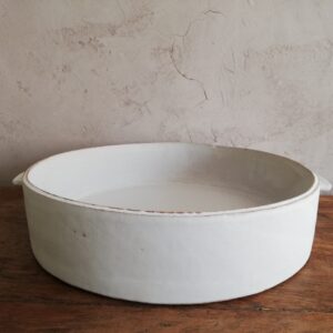 Plat en grès roux GM, émail blanc satiné. | Terre et Terres grand plat t ocre. | Terre et Terres | Exposition | Plat en grès roux GM, émail blanc satiné. | Article | Terre et Terres | 9 février 2025