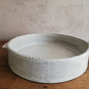 grand plat terre noire scaled | Terre et Terres | Exposition | plat en grès noir GM, émail blanc satiné | Article | Terre et Terres | 9 février 2025