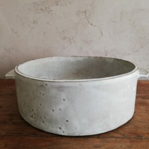 plat en grès noir MM, émail blanc satiné | Terre et Terres plat moyen t noire Copie scaled | Terre et Terres | Exposition | plat en grès noir MM, émail blanc satiné | Article | Terre et Terres | 9 février 2025