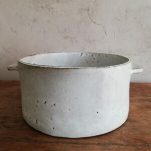 plat en grès noir PM, émail blanc satiné | Terre et Terres plat petit t noire scaled | Terre et Terres | Exposition | plat en grès noir PM, émail blanc satiné | Article | Terre et Terres | 9 février 2025
