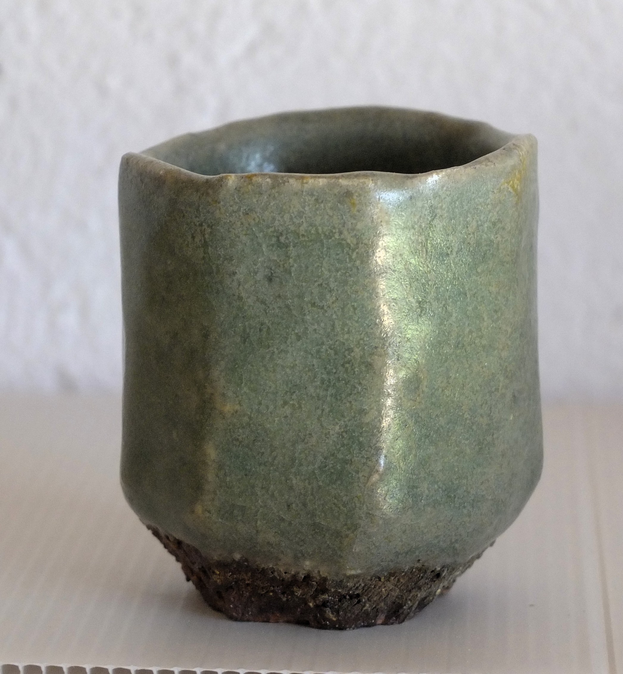 yuno celadon face 2 | Terre et Terres | Exposition | Yunomi céladon | Article | Terre et Terres | 29 décembre 2025