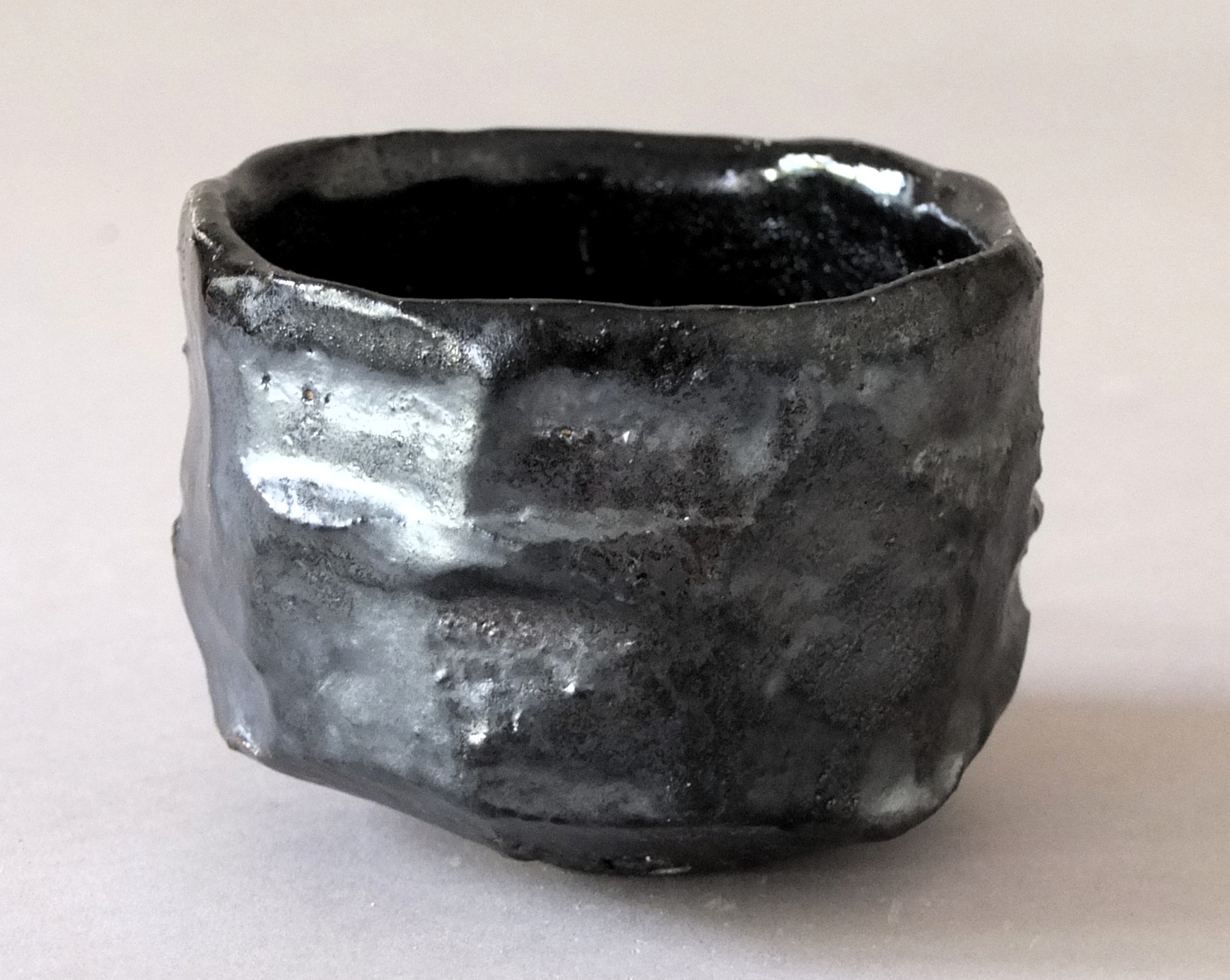 Bol Noir Taillé | Terre et Terres Petit noir taille a | Terre et Terres | Exposition | Bol Noir Taillé | Article | Terre et Terres | 3 décembre 2025